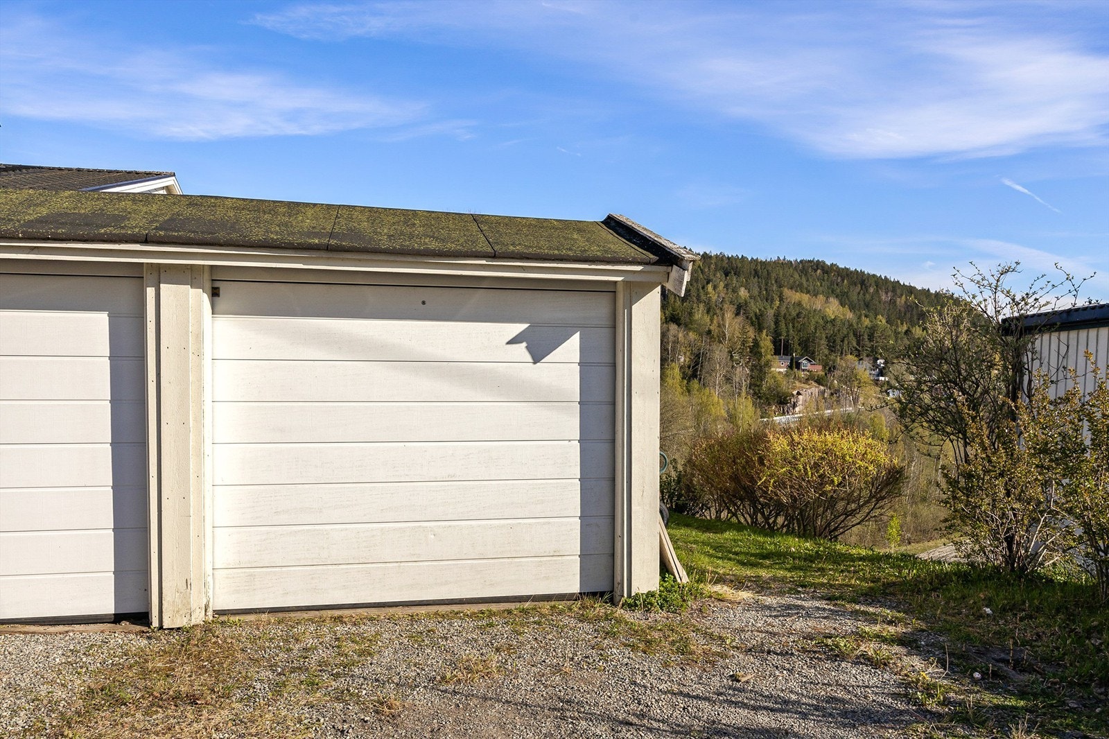 Til eiendommen medfølger en disponibel endeparkeringsplass på 11 kvm i en felles garasjerekke. Galleribilde