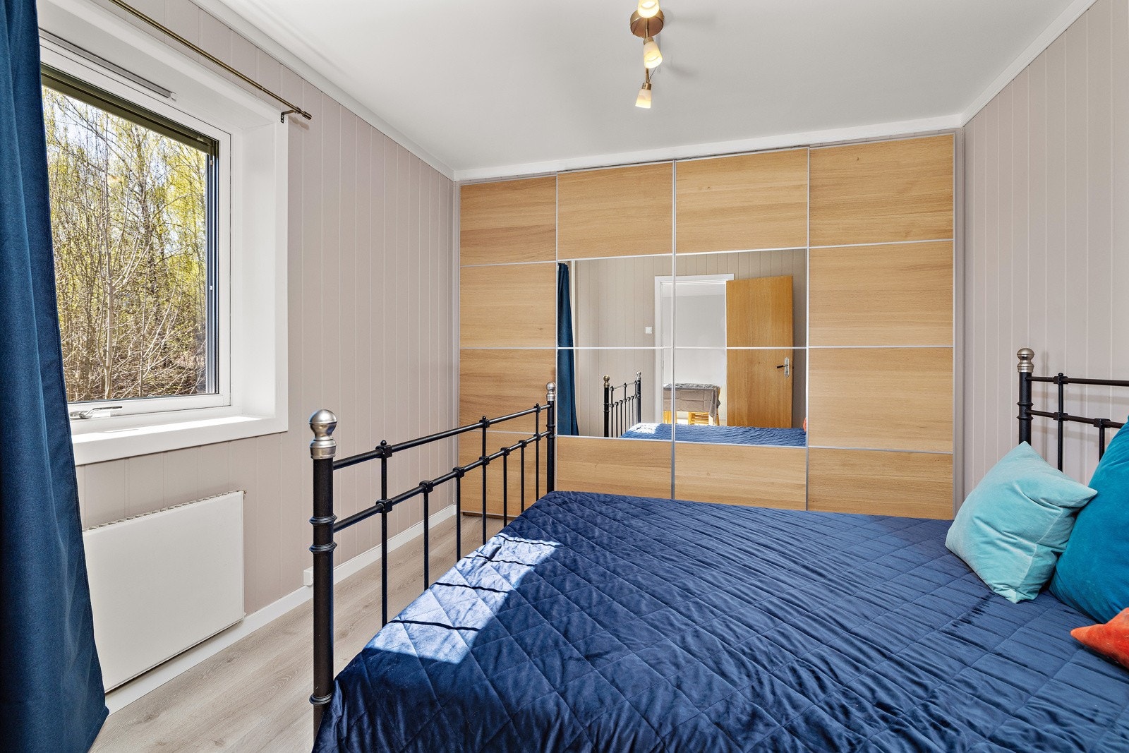 Lyst soverom med plass til dobbelseng. Galleribilde
