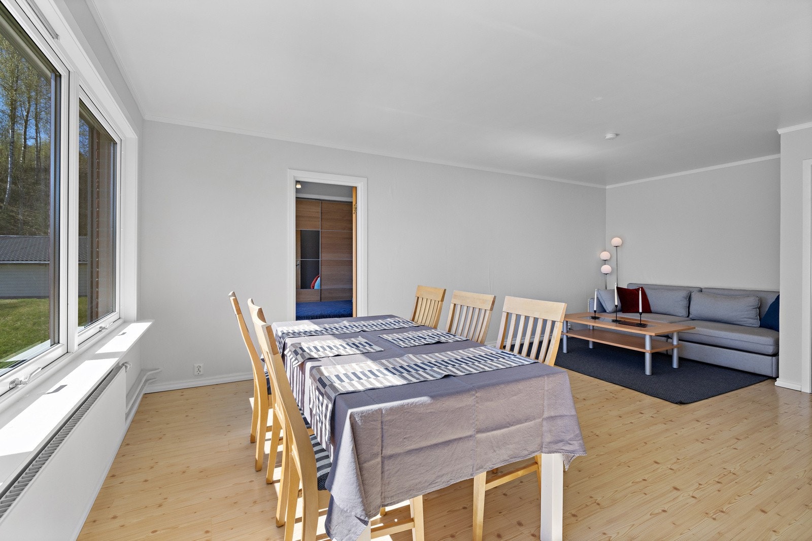 Dør inn til soverom fra stua. Galleribilde