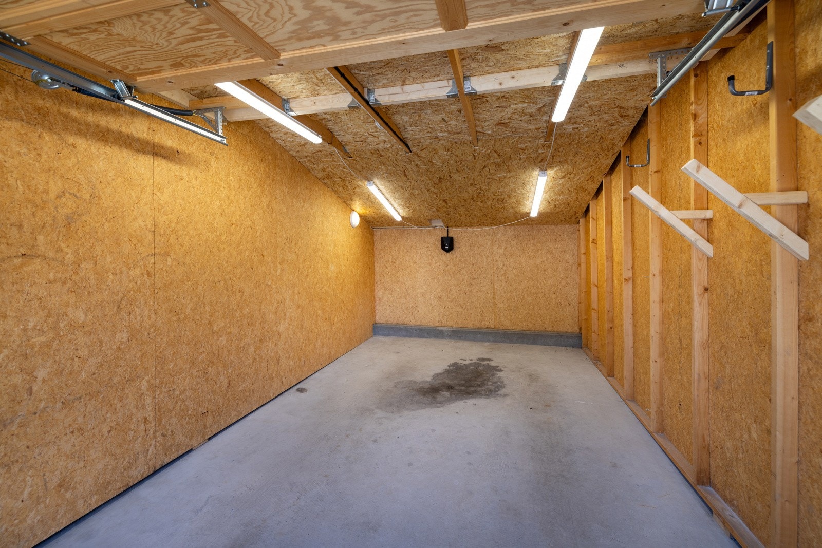 Garasje med el-bil lader. Etterisolert taket med 20cm rockwool. Galleribilde