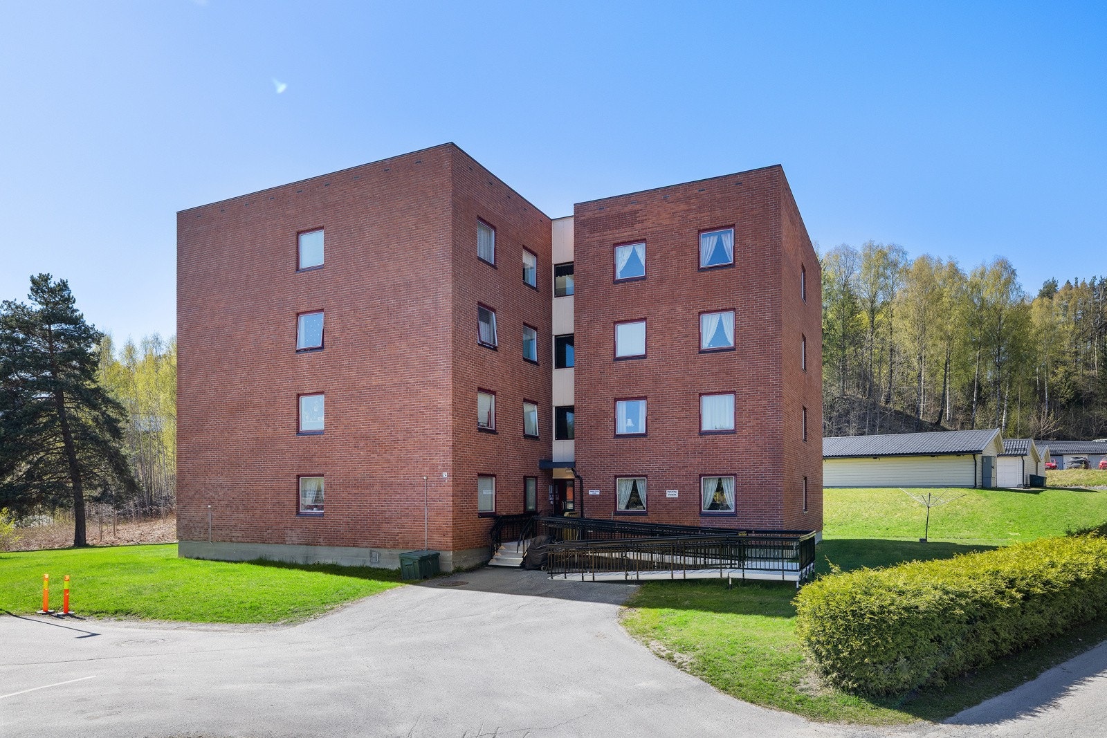 Fasade m/ inngangsparti. Galleribilde