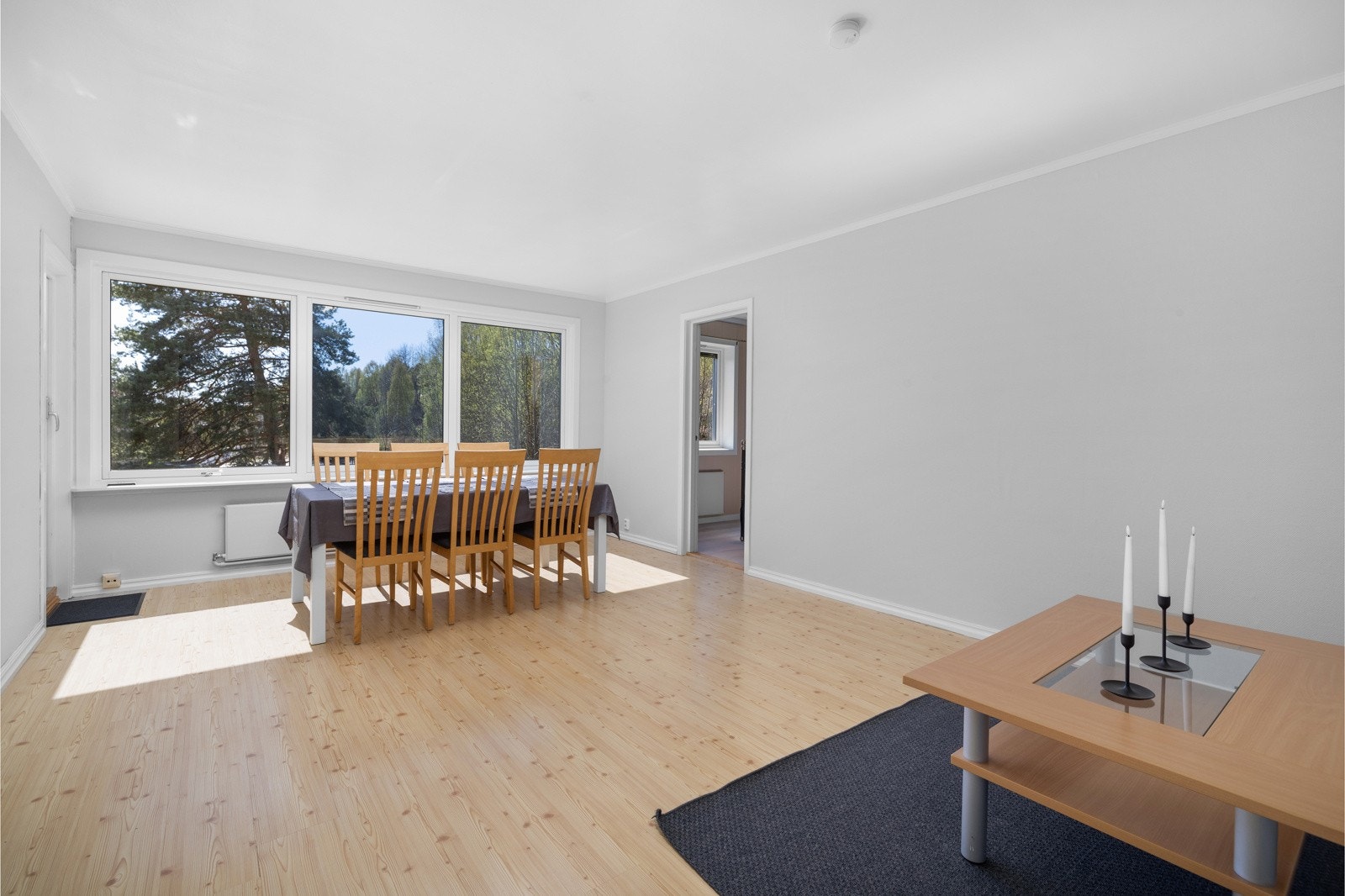 Stua har god plass til både spisegruppe og sofagruppe. Galleribilde