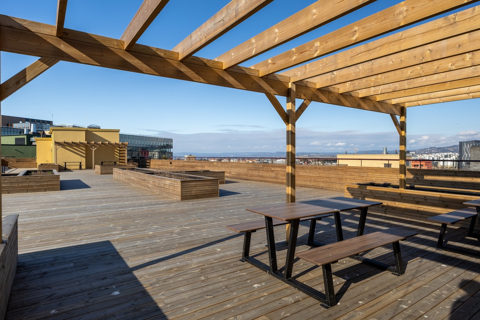 Den store takterrassen har pergola og flere felles sittegrupper. Galleribilde