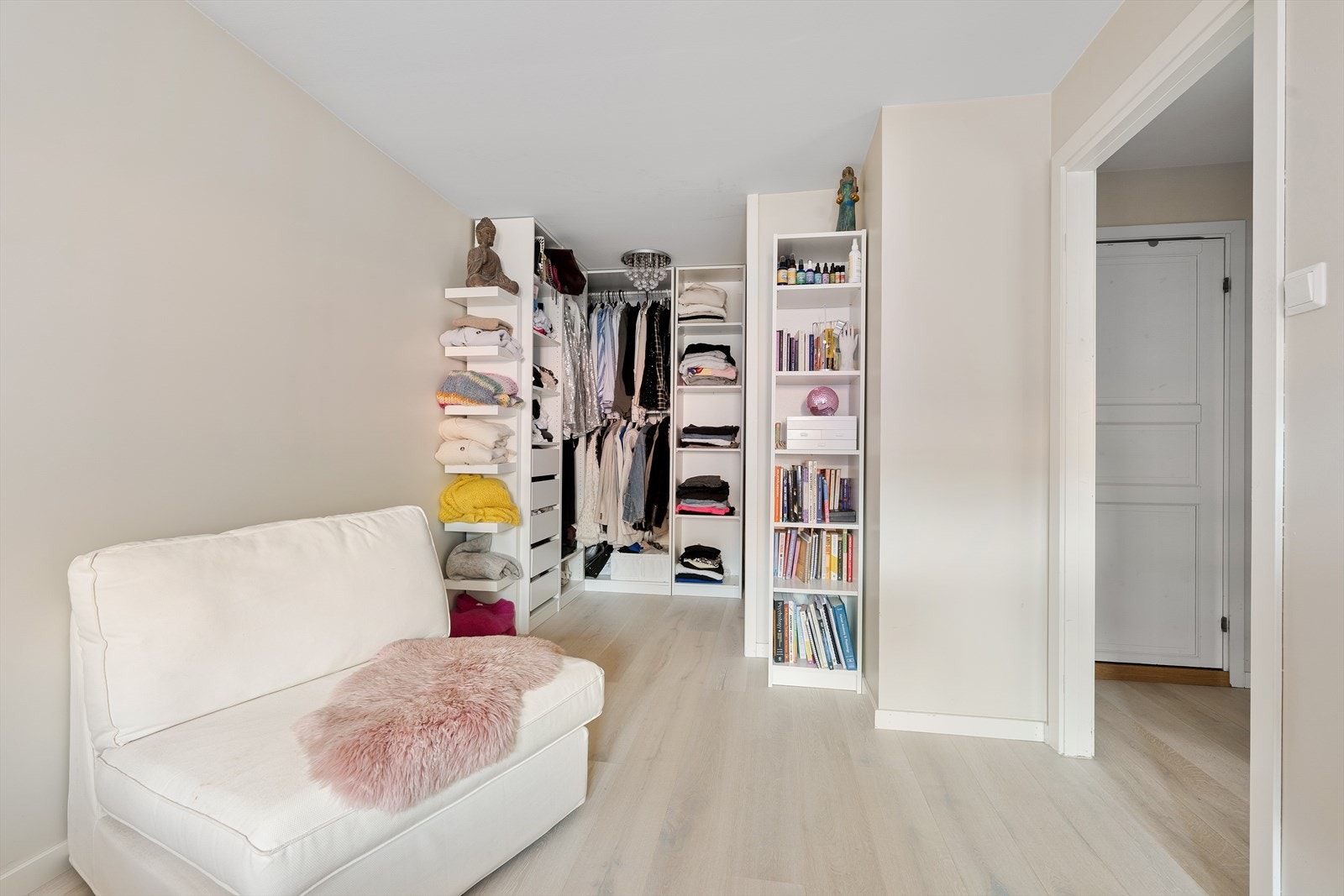 Det er god plass til garderobe på soverommet. Galleribilde