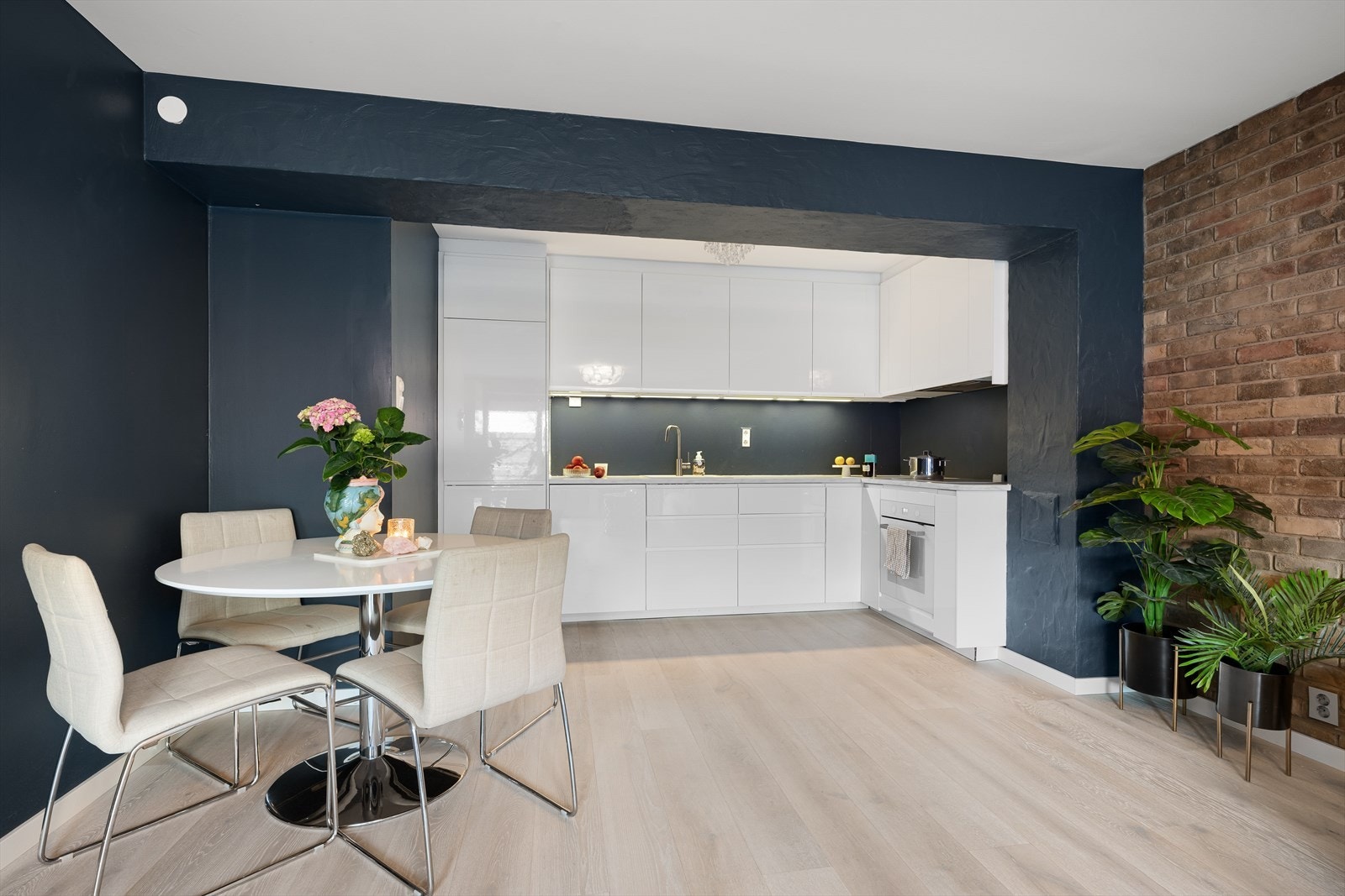 Kjøkkeninnredning fra IKEA fra 2020 med glatte fronter. Laminat benkeplate med planlimt kum i kompositt. Galleribilde