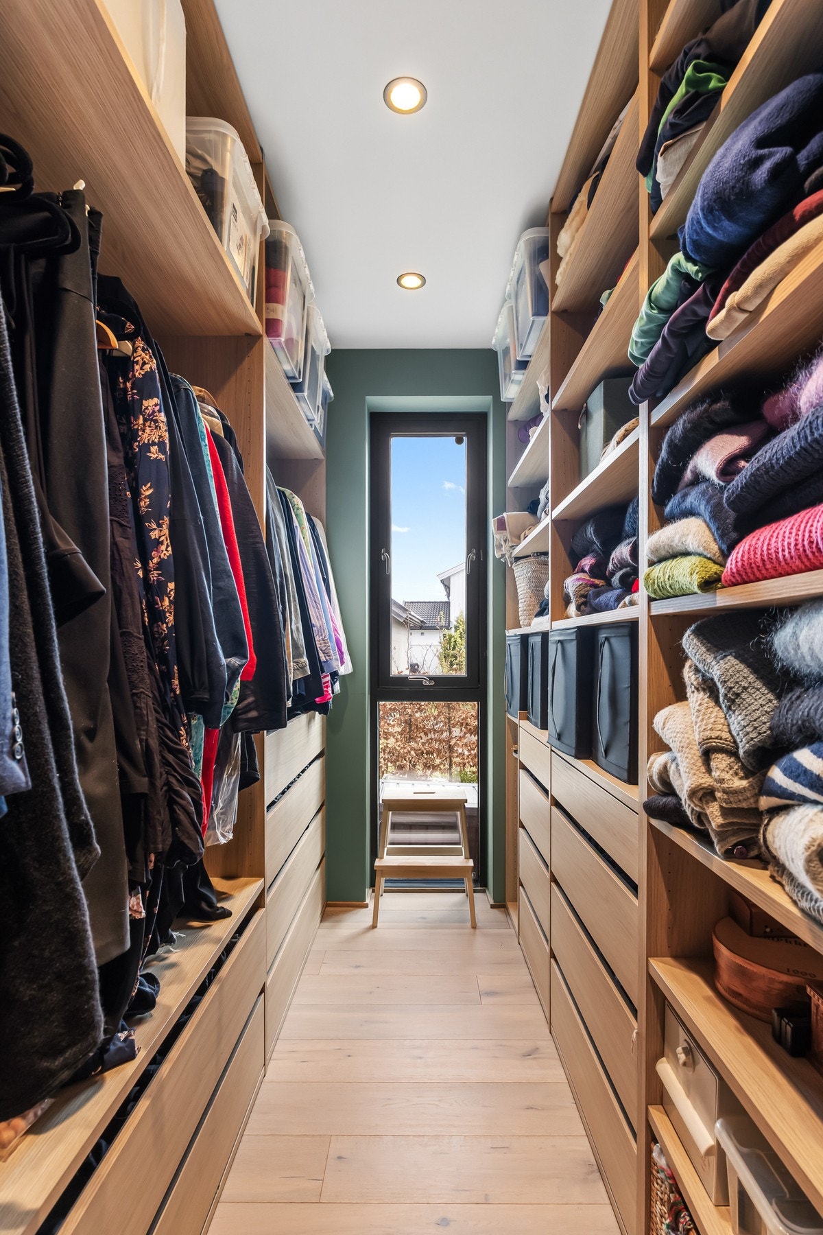 I bakkant av hovedsoverommet er det en praktisk walk-in closet med smart innredning Galleribilde