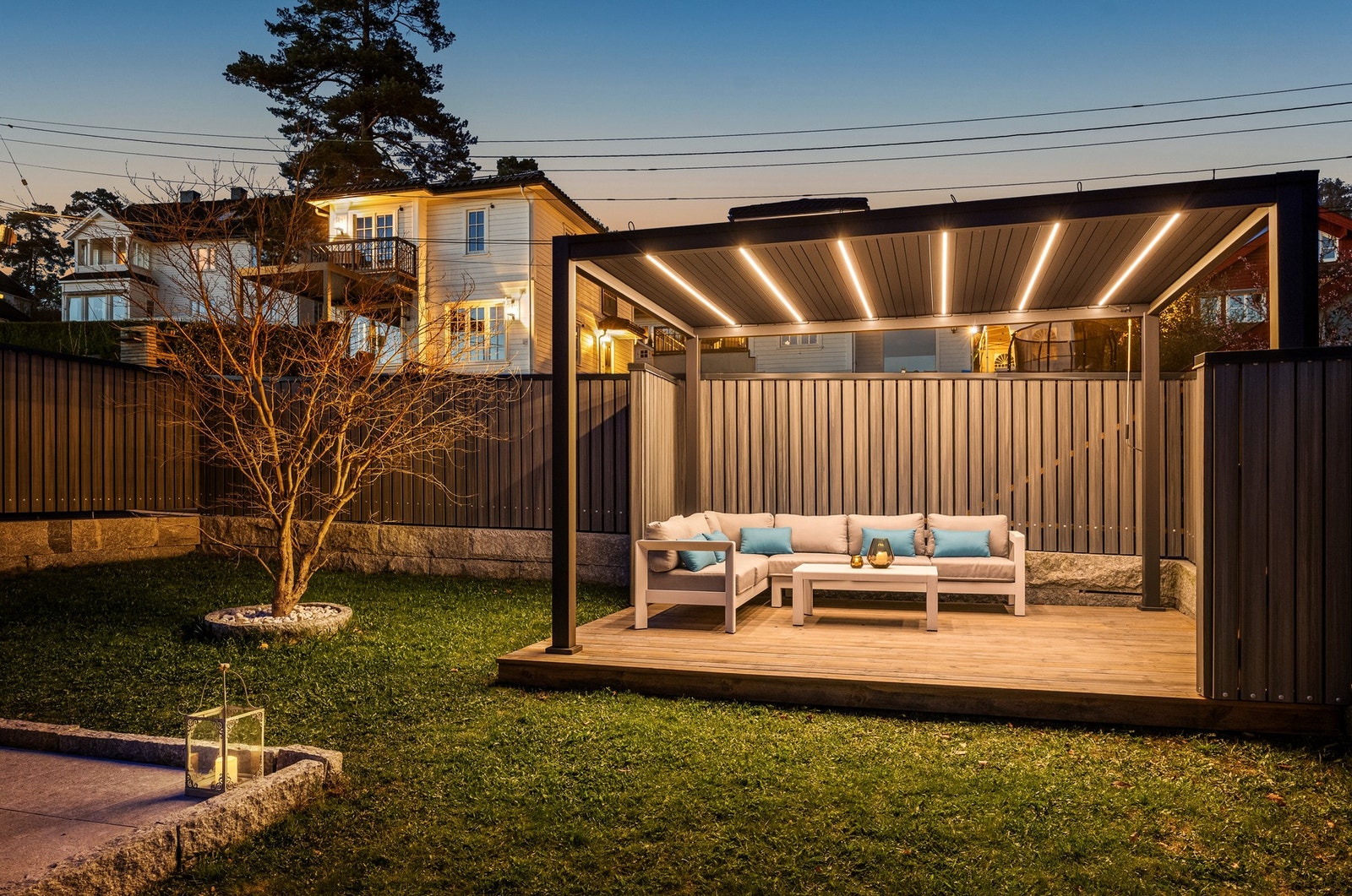 Felles platting med pergola og lys Galleribilde