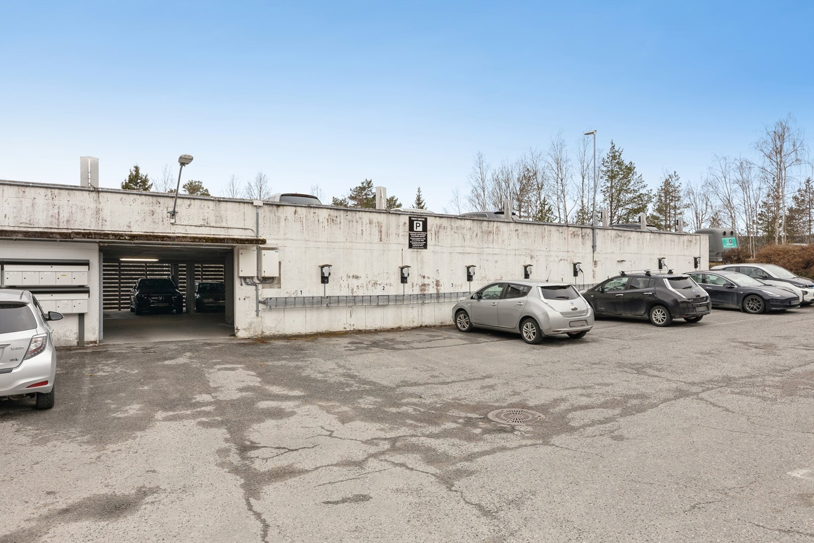Boligen disponerer en fast garasjeplass i felles P-hus m/mulighet for el-lading. Borettslaget leier også ut ekstra utvendige P-plasser etter søknad/venteliste. Galleribilde