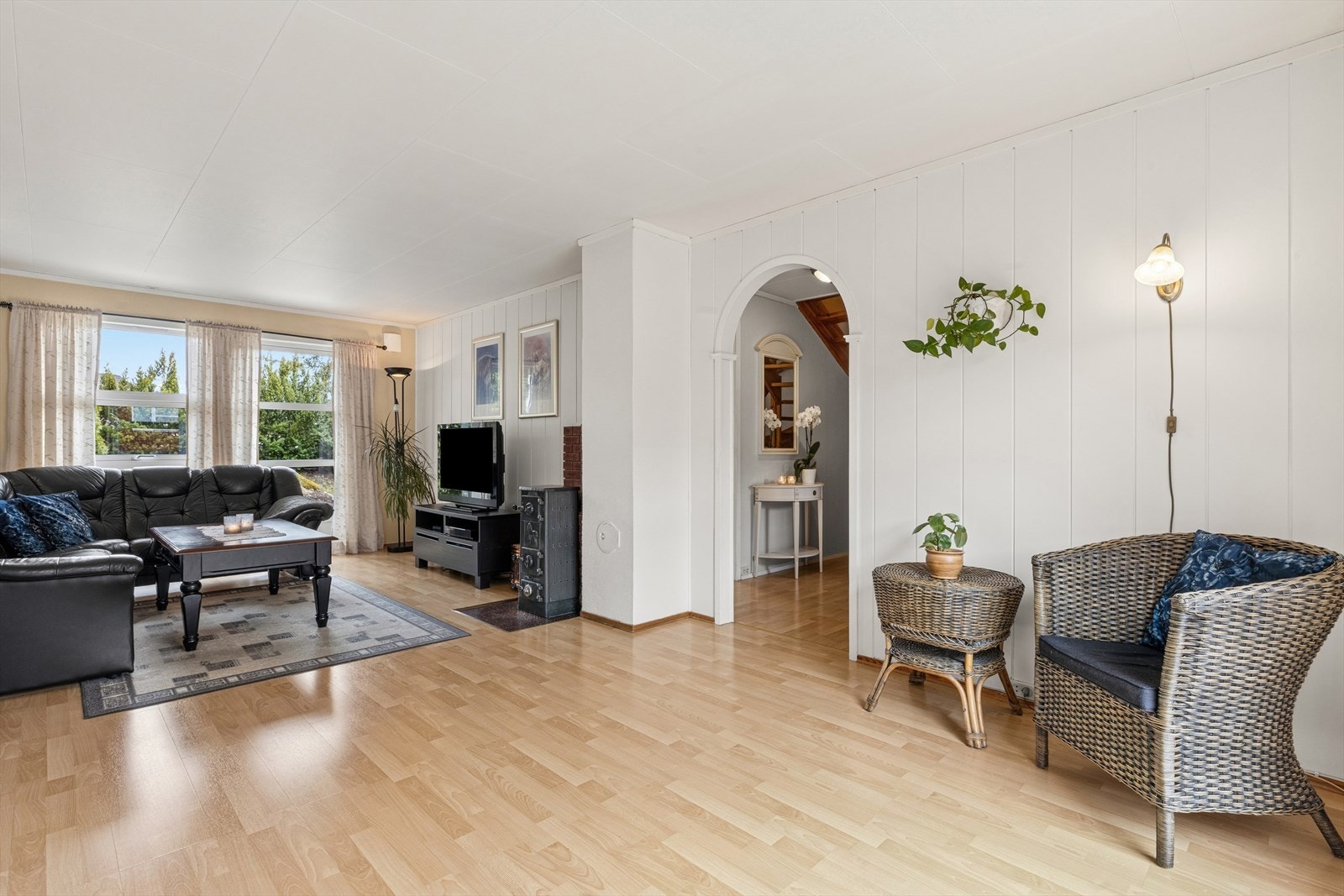 Stuen er lys og avlang, med god plass til å møblere i flere soner. Galleribilde