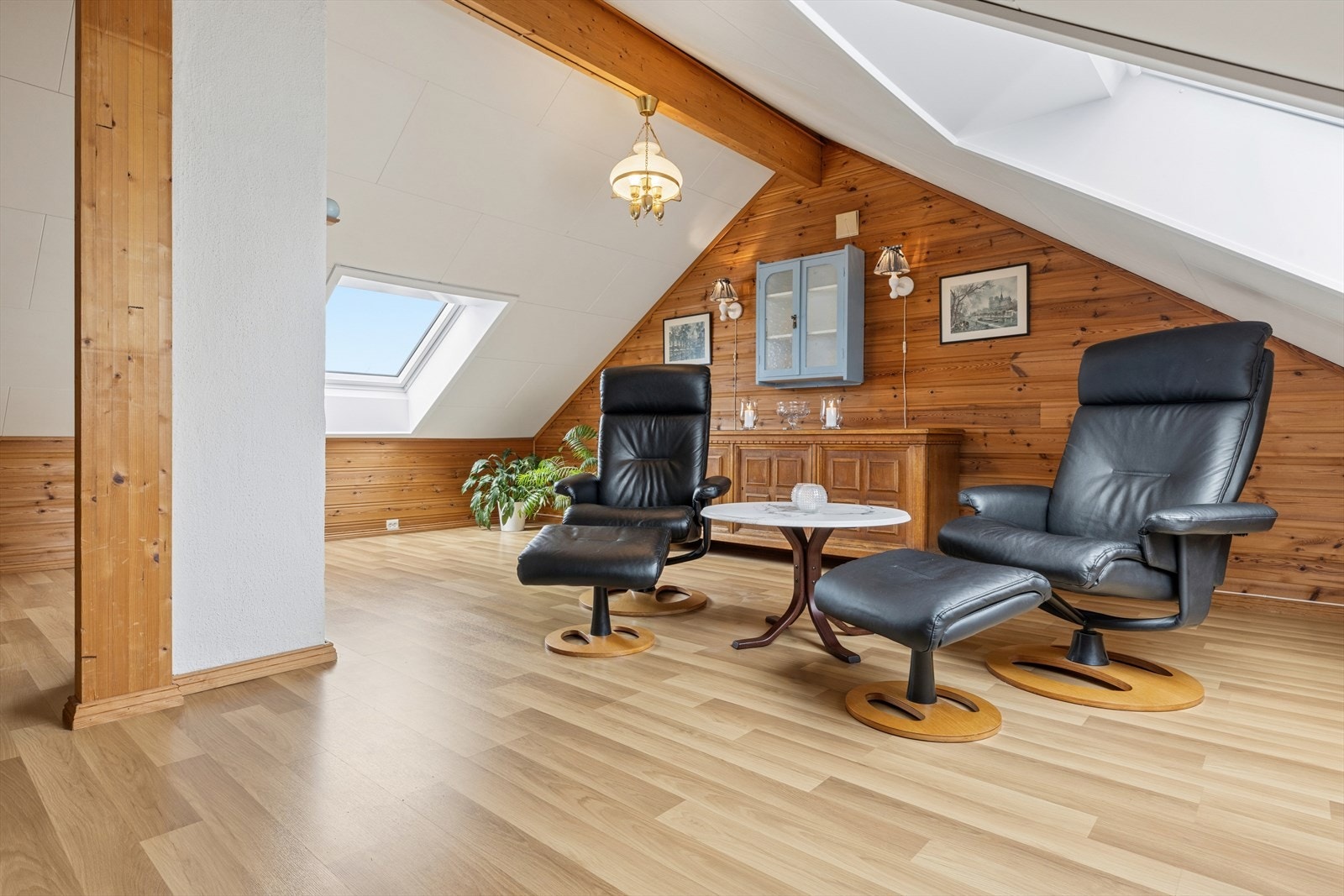 En romslig loftstue med gode muligheter for barn- og ungdommene i huset til å trekke seg unna med venner. Galleribilde