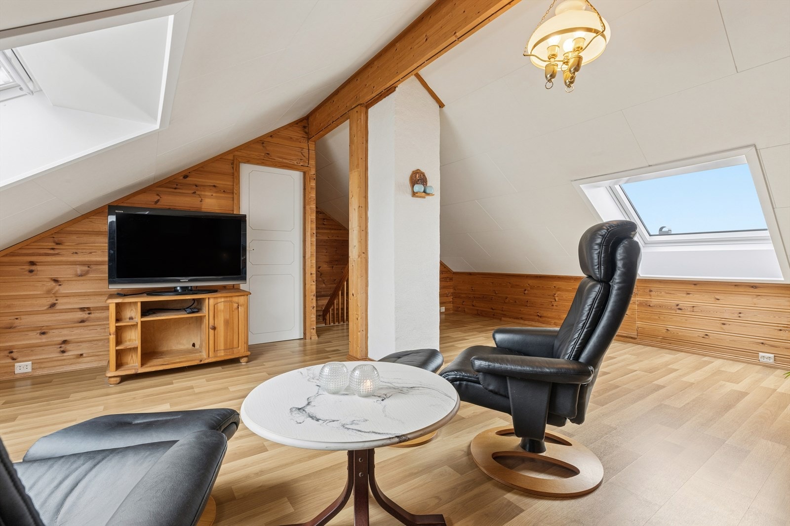 Loftsstuen har inngang til bod og det er lagringskott i knevegger på hver side av rommet. Galleribilde