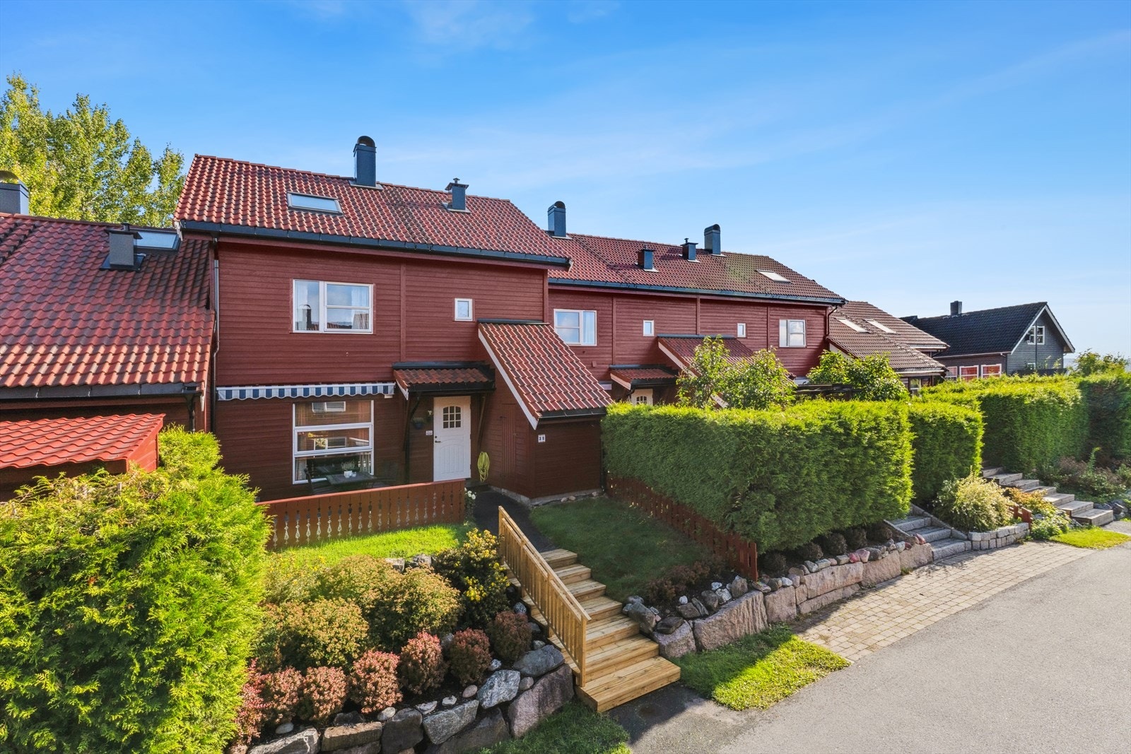 Velkommen til Riskeveien 38; Rekkehus med attraktiv beliggenhet i barnevennlige omgivelser, med fine to uteplasser og en innholdsrik planløsning. Galleribilde