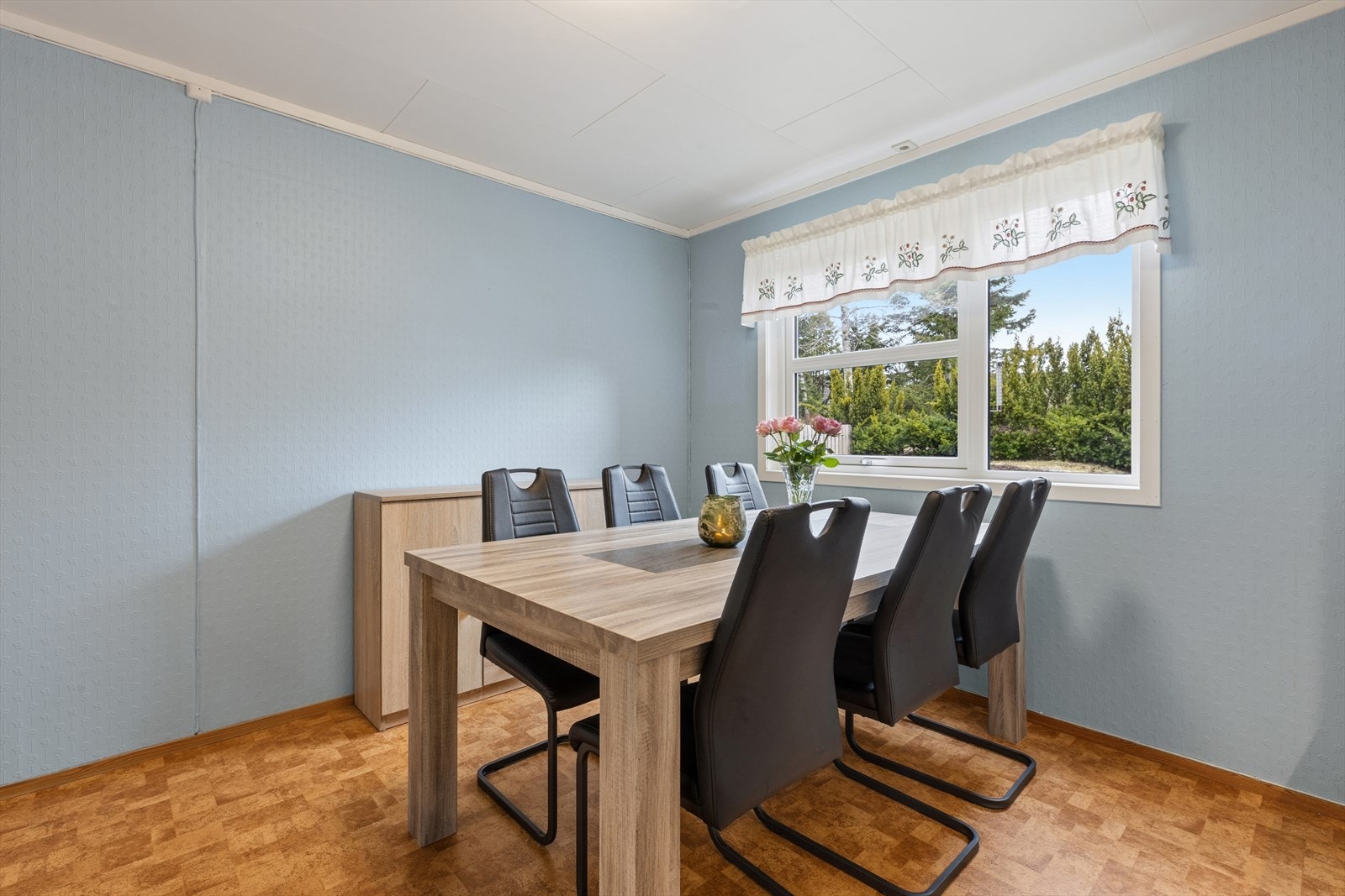 Koselig med egen spiseplass ved vindu. Enkelte naboer har også fjernet veggen mot stuen for å lage åpen løsning. Galleribilde