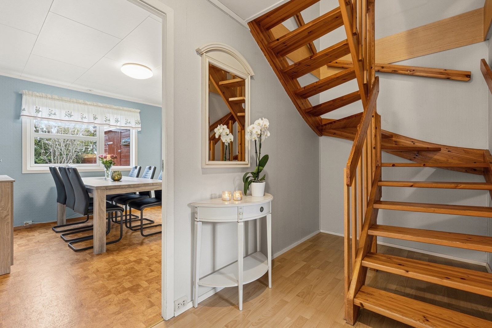 Gang med trapp mot 2. etasje og loft. Galleribilde