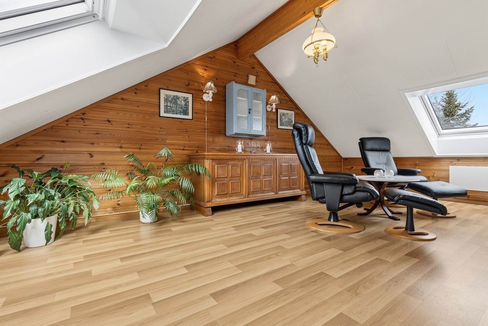 Loftstuen har en fin romløsning og kan kombineres som både stue og kontor. Galleribilde