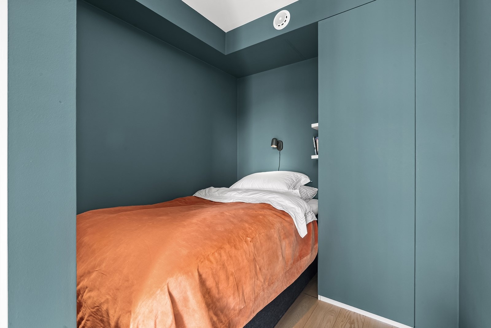 Veggene er malt i en lun, moderne grønnfarge og rommet har innebygd garderobe. Galleribilde