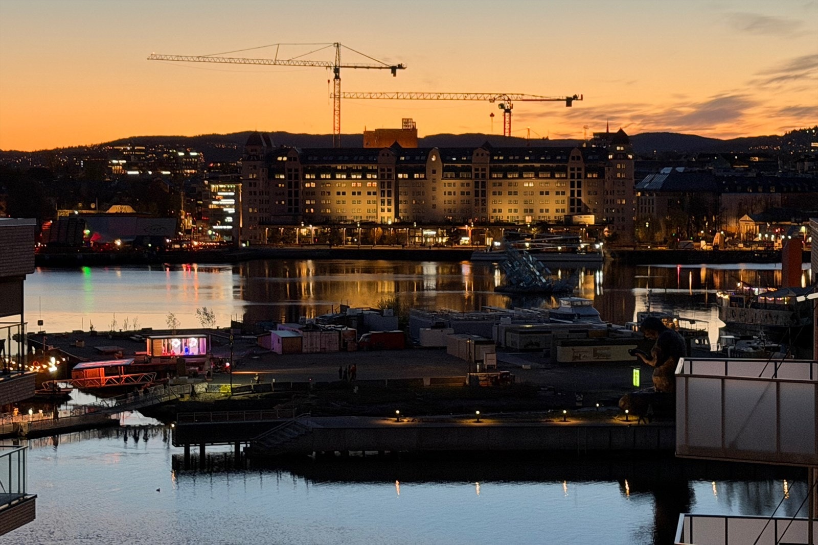 Fantastisk toppleilighet med svært gode solforhold og fantastisk utsikt. Her kan man nyte vakre solnedganger fra leiligheten om sommeren Galleribilde