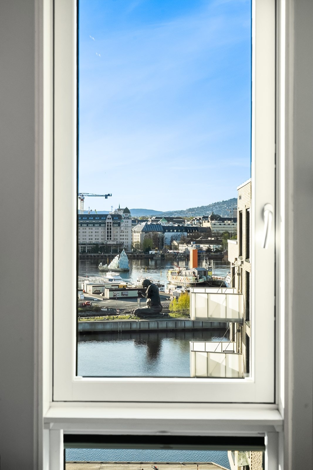 Nyt en enestående fjordutsikt rett fra vinduskarmen. Galleribilde