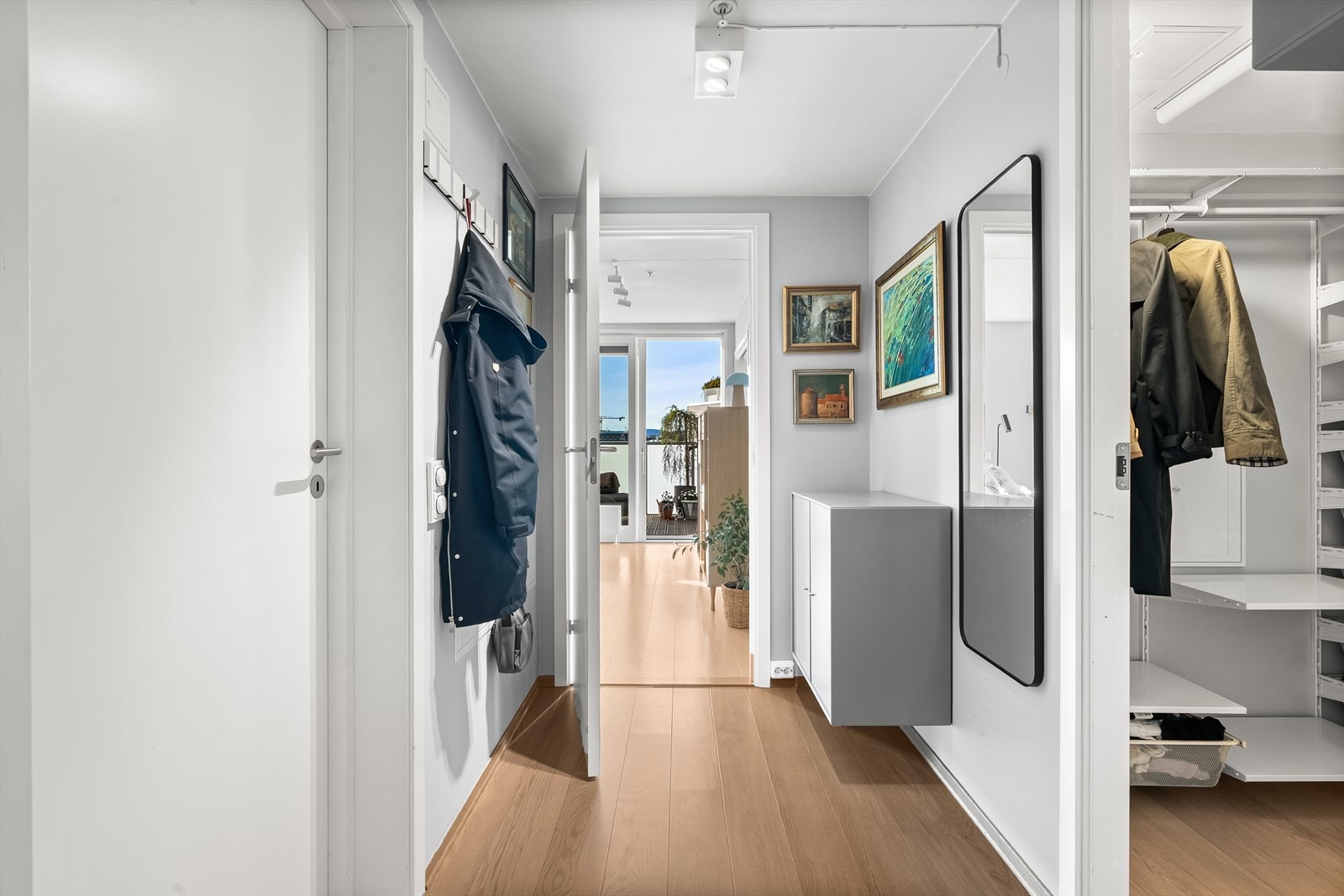 Velkommen inn i en innbydende entré med gode oppbevaringsmuligheter. Galleribilde