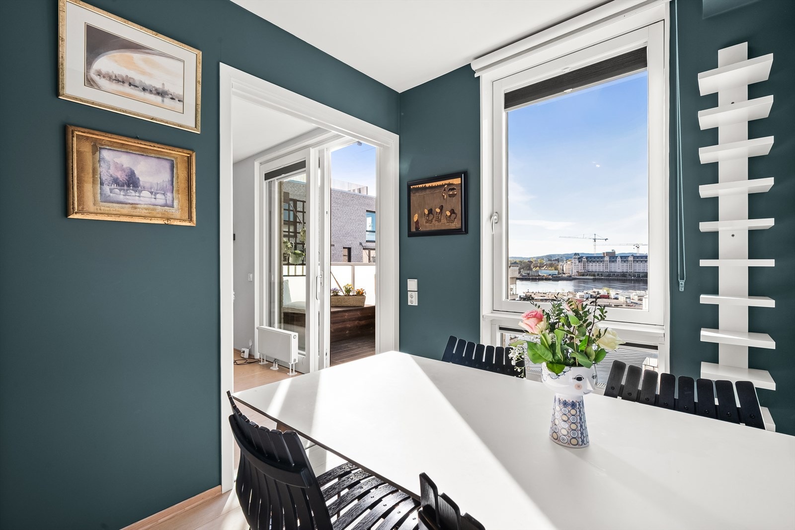 Rommet preges av flott lysinnslipp gjennom store vinduer. Galleribilde