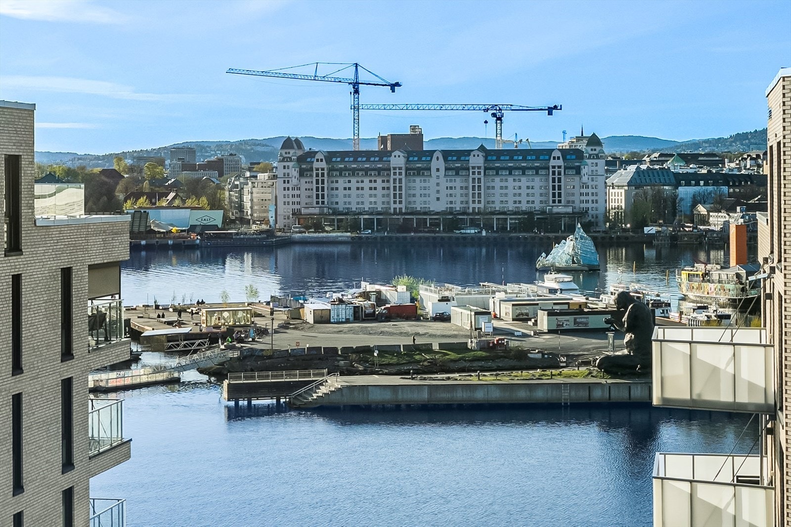 Attraktiv plassering mellom byggene med nydelig utsyn over fjorden. Galleribilde