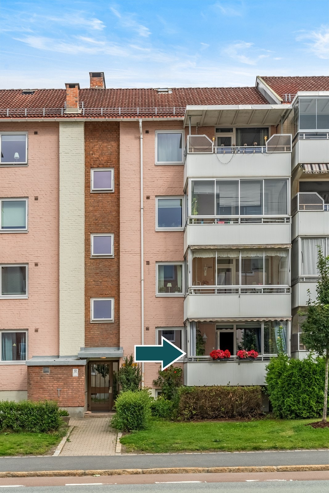 Bygningen er fra 1957 og er oppført i solide mur- og betongkonstruksjoner. Leiligheten disponerer to boder, en på loft og en i kjeller. Galleribilde