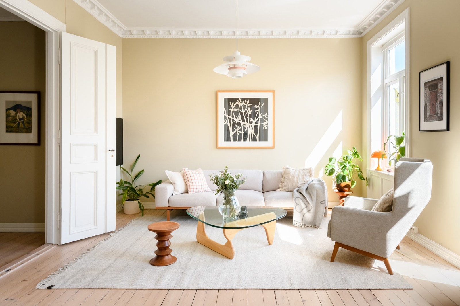 Den ene stuen har god plass til sofagruppe og er tilknyttet entréen via klassiske, doble dører. Galleribilde