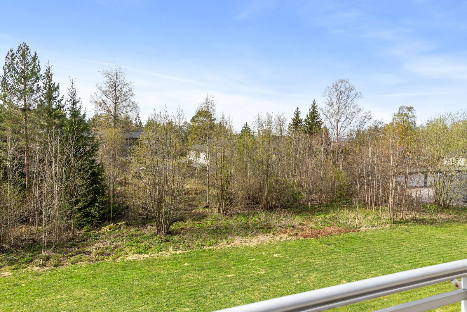 Fin utsikt fra terrassen som gir gode uteopplevelser gjennom sesongen. Galleribilde