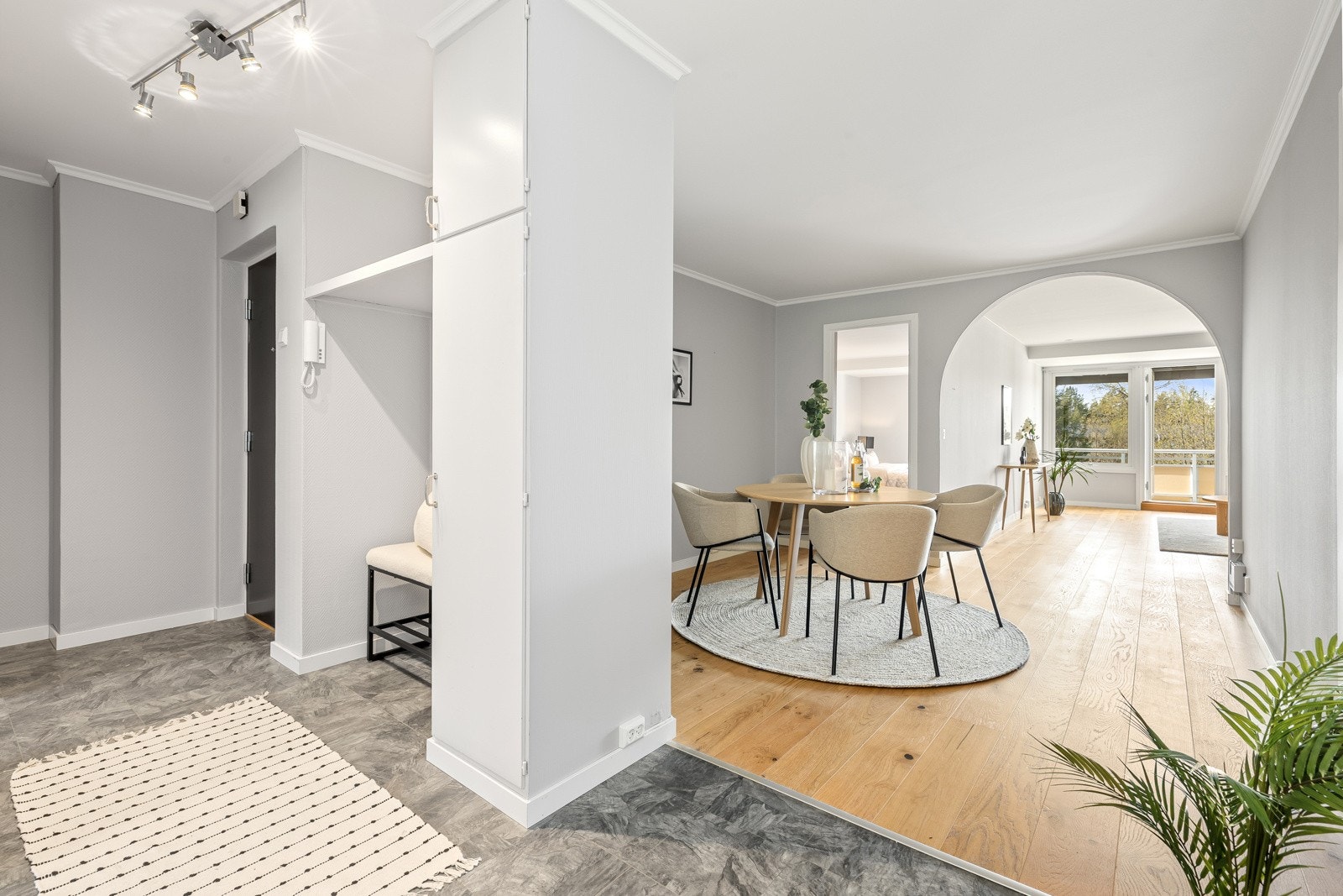 Entré med plass til oppbevaring og naturlig adkomst til leilighetens rom. Galleribilde