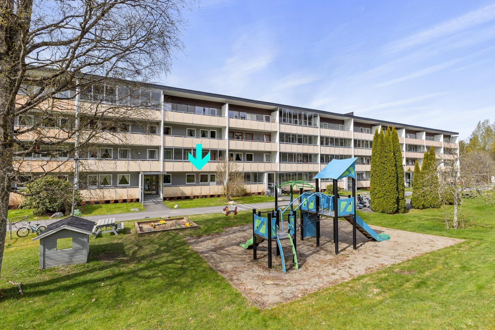 Fasade med kombinasjon av tre- og betongkonstruksjon. Det er registrert normal aldring, og vedlikehold av ytterkledning må påregnes over tid. Galleribilde