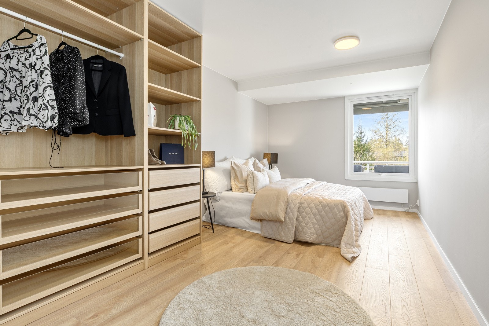 Romslig hovedsoverom med god plass til dobbeltseng og garderobe. Galleribilde