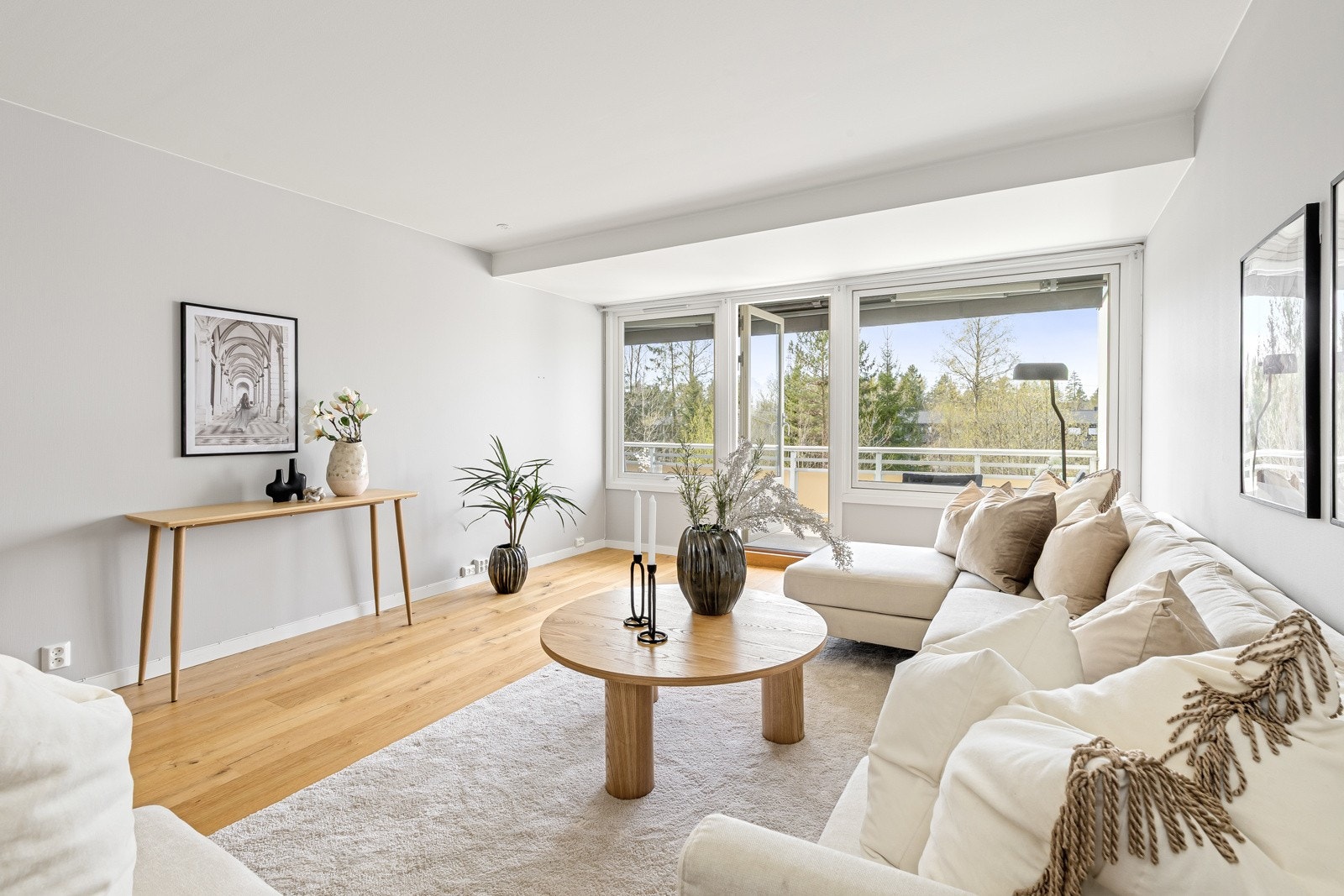 Stuen har parkett på gulv og fremstår med normalt vedlikehold og bruksslitasje. Galleribilde