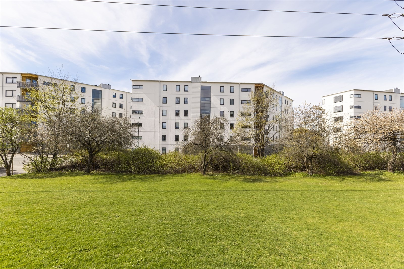 Området er omkranset av flotte opparbeidede grøntarealer, sittegrupper, lekeplasser, turterreng og Alnaelva. Leiligheten er meget lys og tiltalende og har usjenert balkong med gode solforhold, og er et hyggelig oppholdssted både på sommer- og vinterstid. Galleribilde