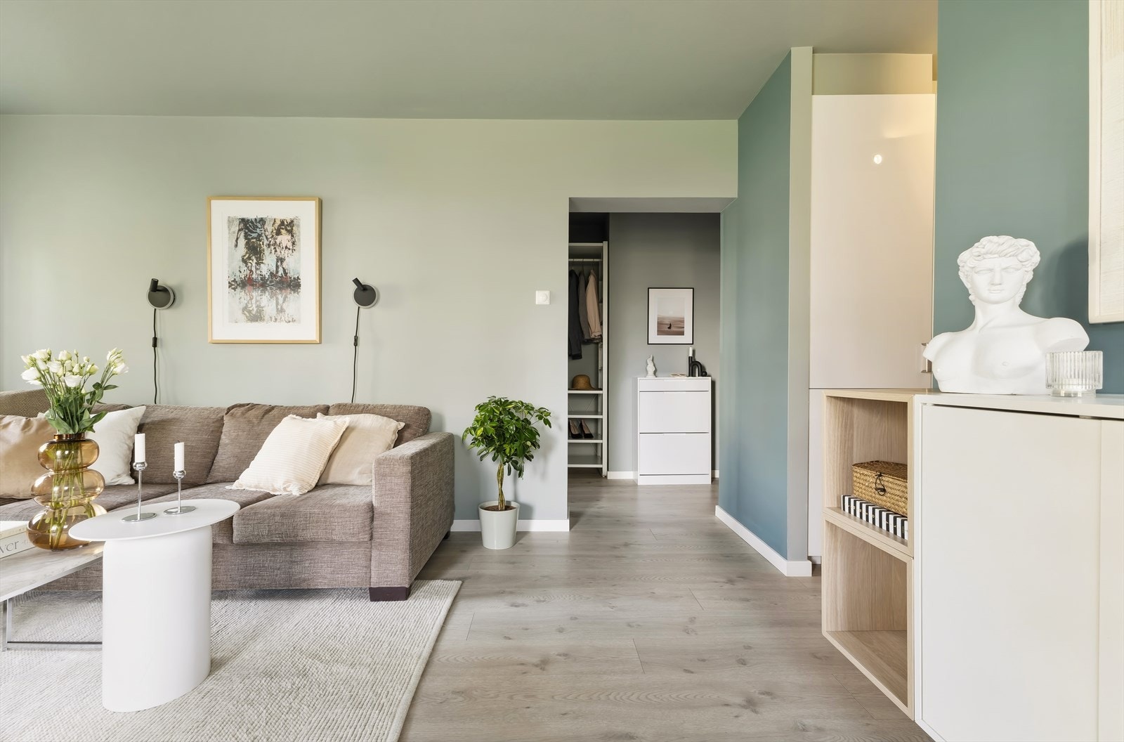 Sofasonen ligger lunt til og inviterer til avslappende kvelder i komfortable omgivelser. Galleribilde