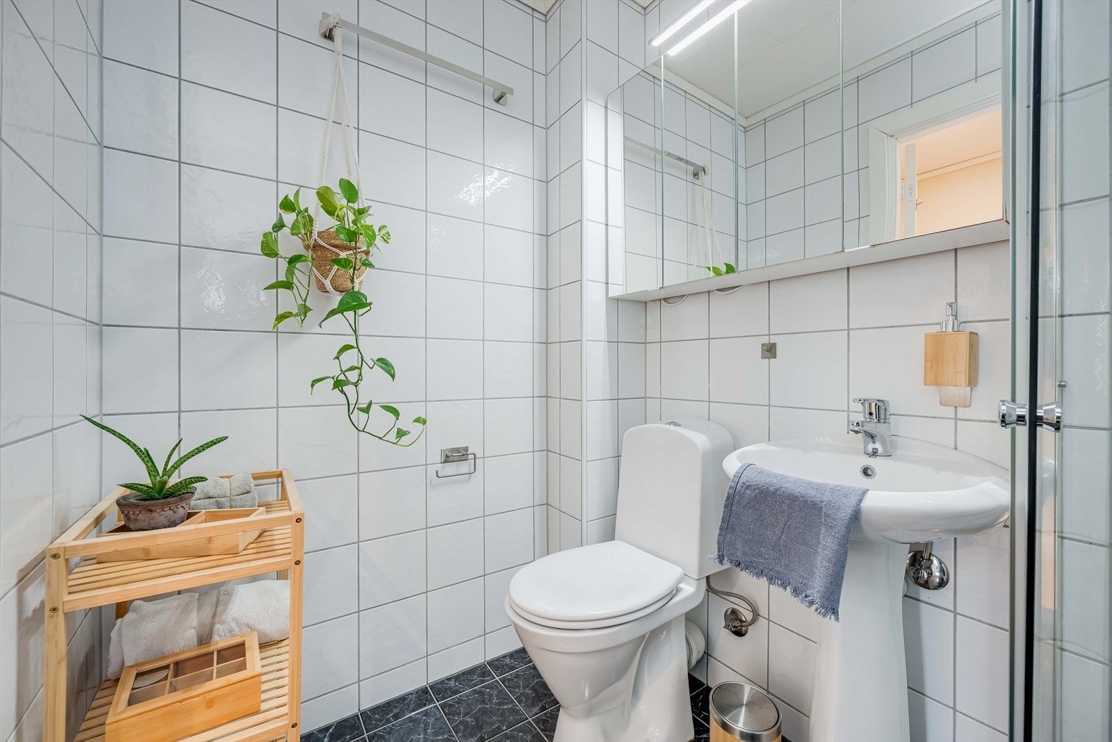 Helfliset baderom med plass til vaskemaskin. Galleribilde