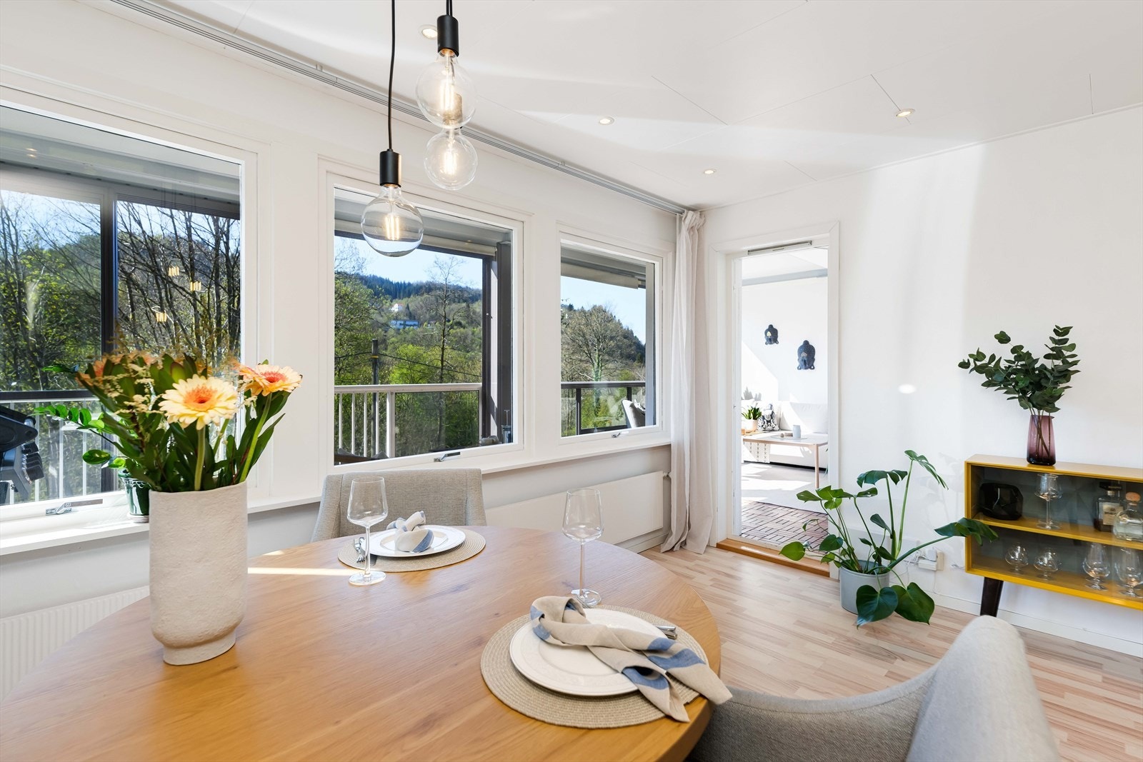 Et stort og godt rom med ingen innsikt, mye gode møbleringsmuligheter og plass til en moderne stueinnredning. Gode spotter i tak gir et gjevt og behagelig lys. Galleribilde