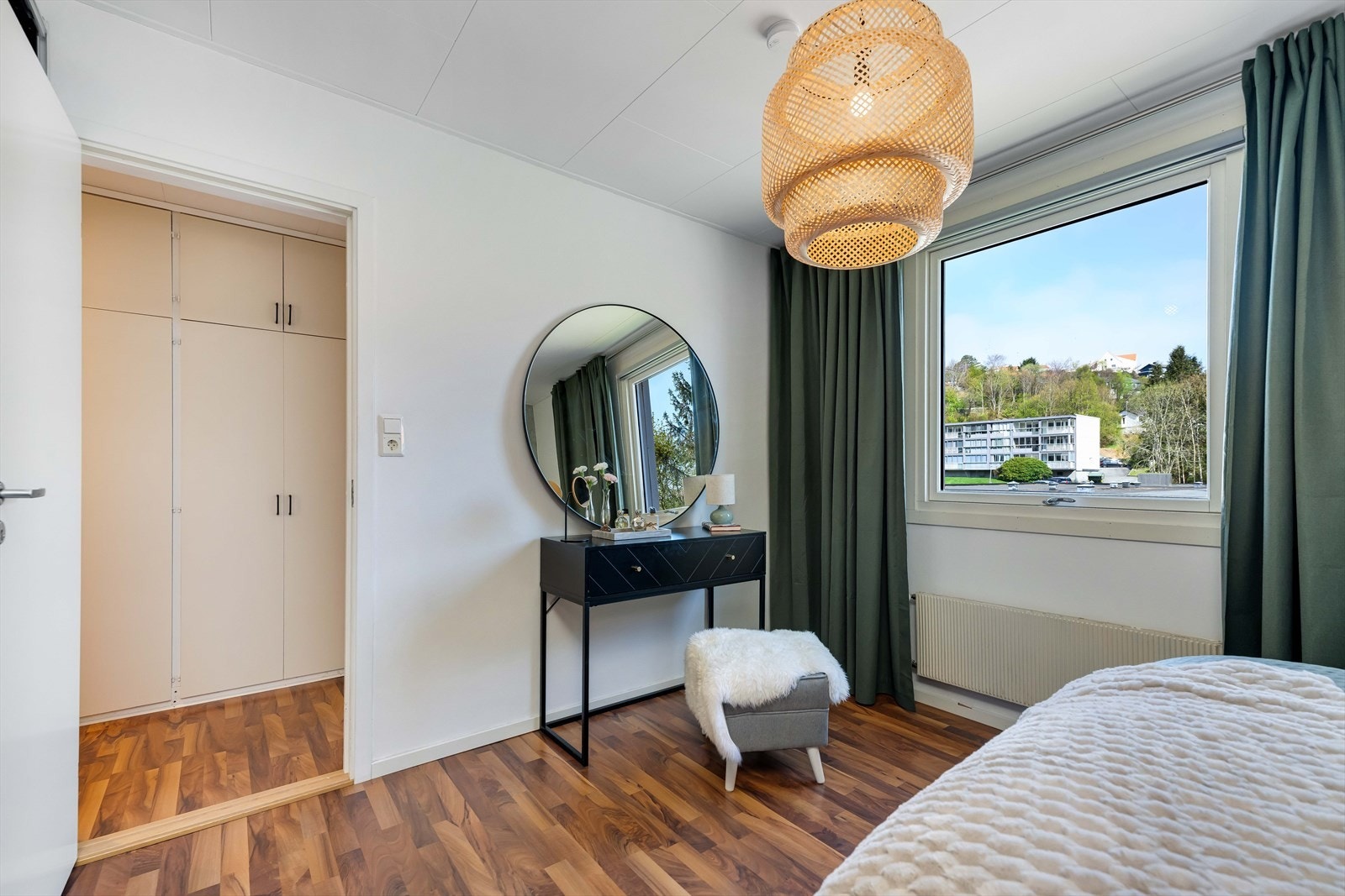 Meget romslig hovedsoverom med god garderobeløsning og mulighet for sminkebord ved behov. Galleribilde