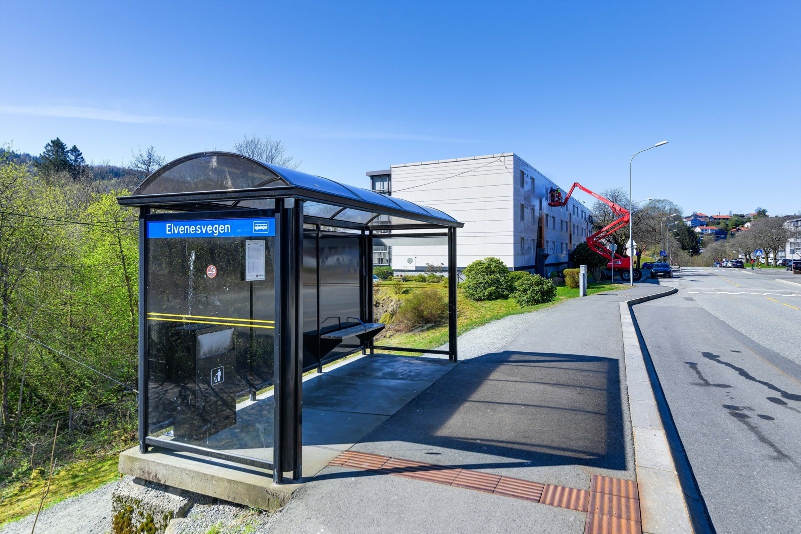 Busstopp rett ved bygget. Galleribilde