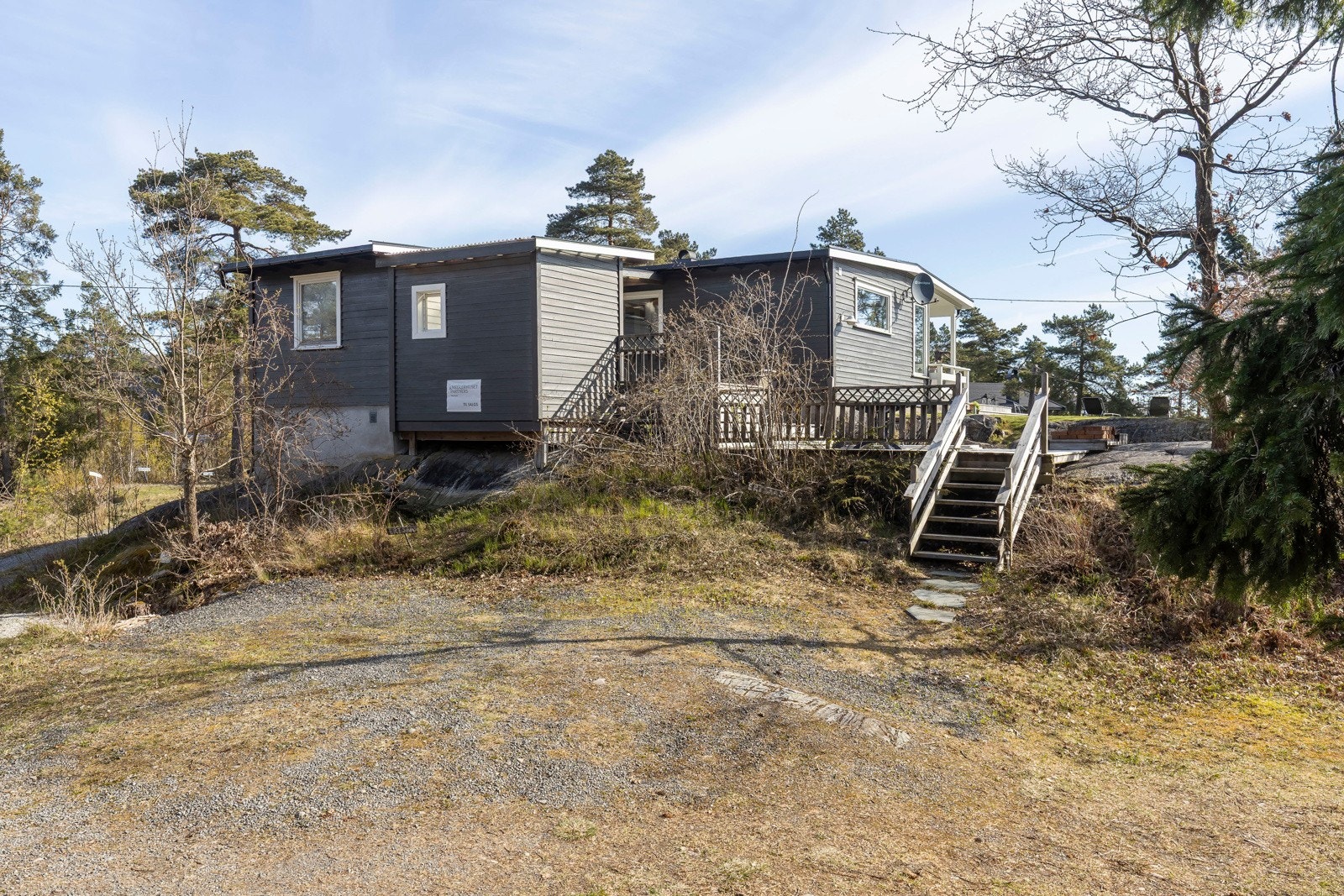 I henhold til festekontrakten medfølger det én parkeringsplass til eiendommen. Eventuell tilleggsparkering må leies direkte fra grunneier. Galleribilde