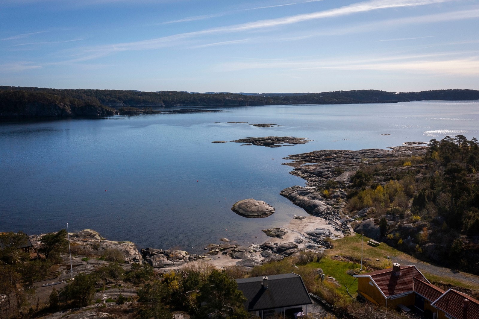 Velkommen til Ormvika i Bamble - en romslig og innbydende hytte med usjenert beliggenhet og vakker sjøutsikt. Her får du en fredelig oase med kort vei til alt skjærgården har å by på. Galleribilde