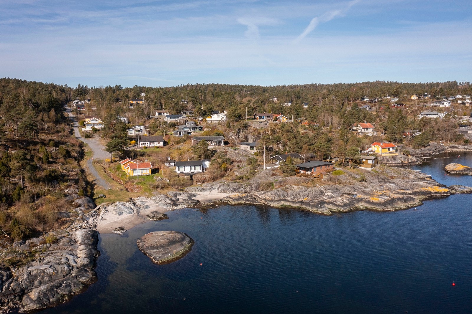 Ormvika 24 har en flott beliggenhet i et rolig og etablert hyttefelt med svært gode naboer og en fredelig atmosfære. Eiendommen ligger nært sjøen, med enkel og kort adkomst ned til svaberg og badeplasser Galleribilde