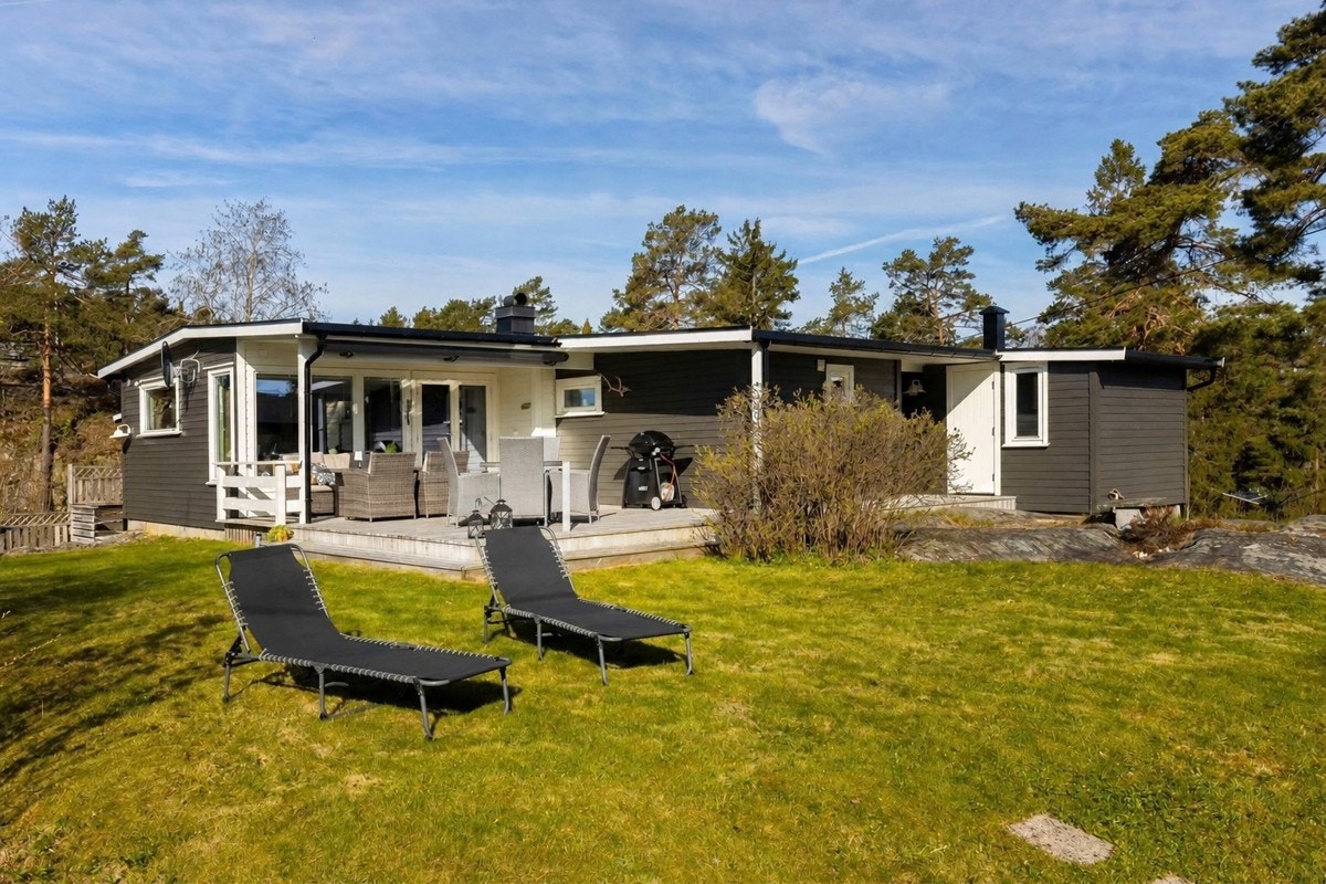 Romslig plen som innbyr til lek og moro for både store og små. Galleribilde