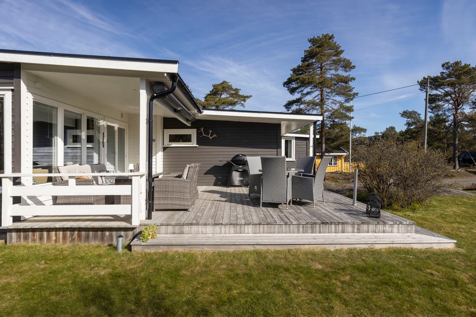 Uteområdene er et stort pluss ved eiendommen, med flere terrasser og gode solforhold gjennom hele dagen. Galleribilde