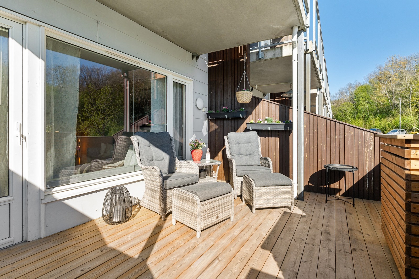 Fra stua har man utgang til sørvendt terrasse med svært gode solforhold. Galleribilde