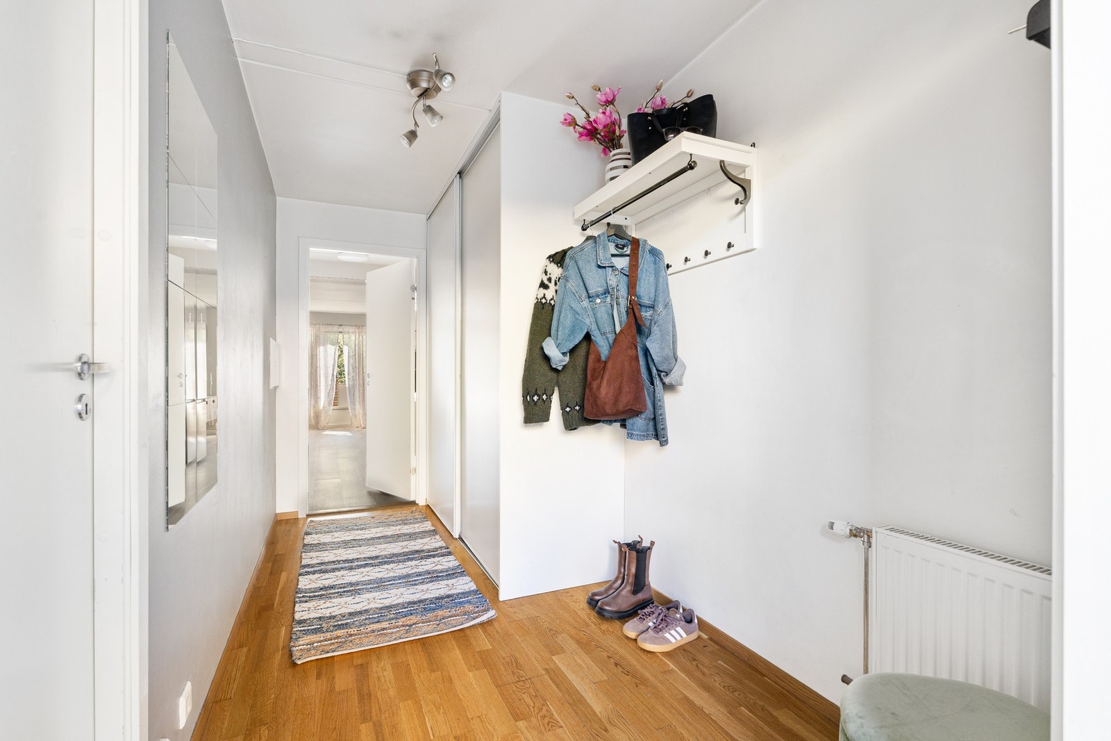 Gang med plass til oppheng av sko- og yttertøy. Galleribilde