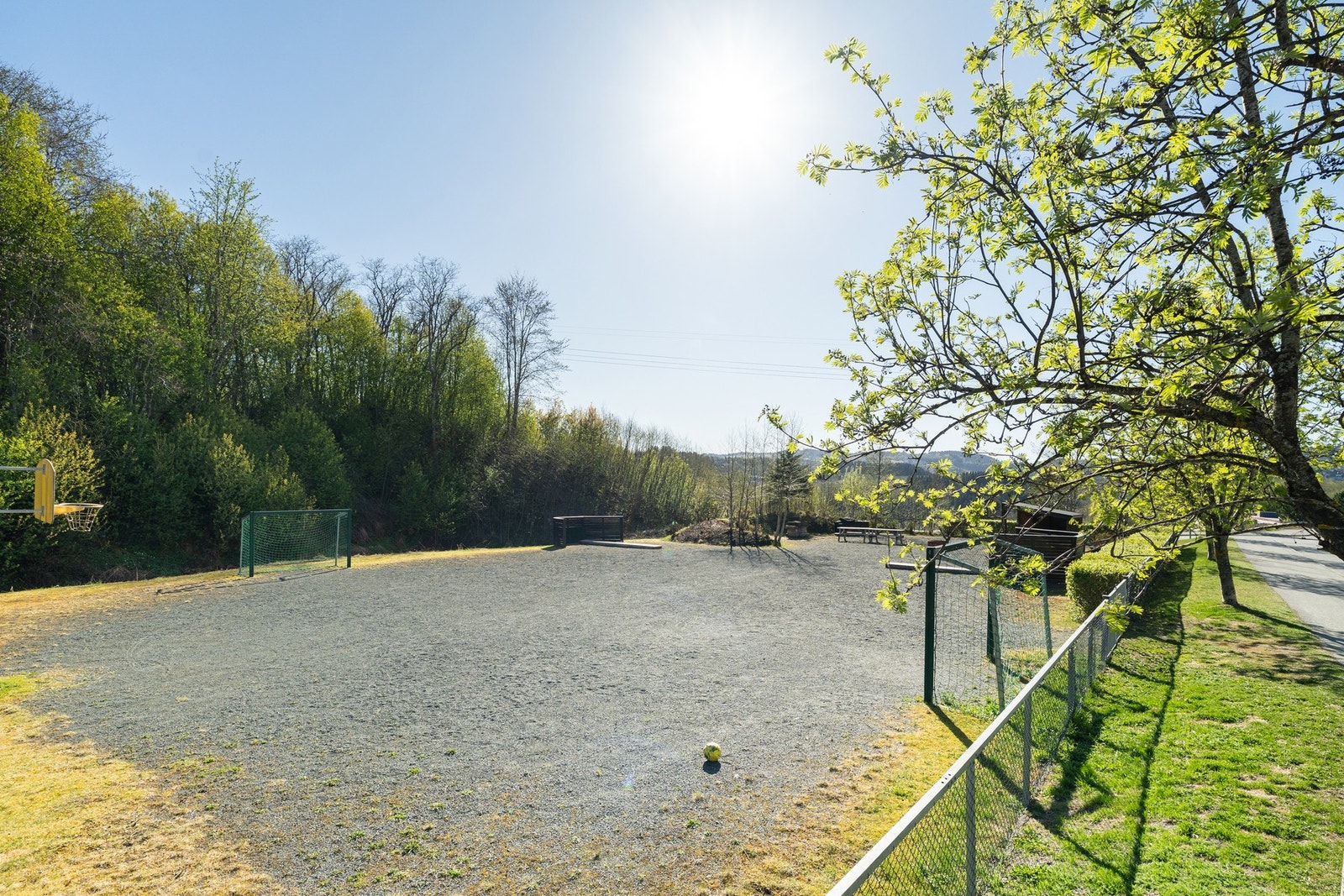 Nærområdet har blant annet fotballbane, lekepalss og hyggelig gapahuk for beboerne. Galleribilde