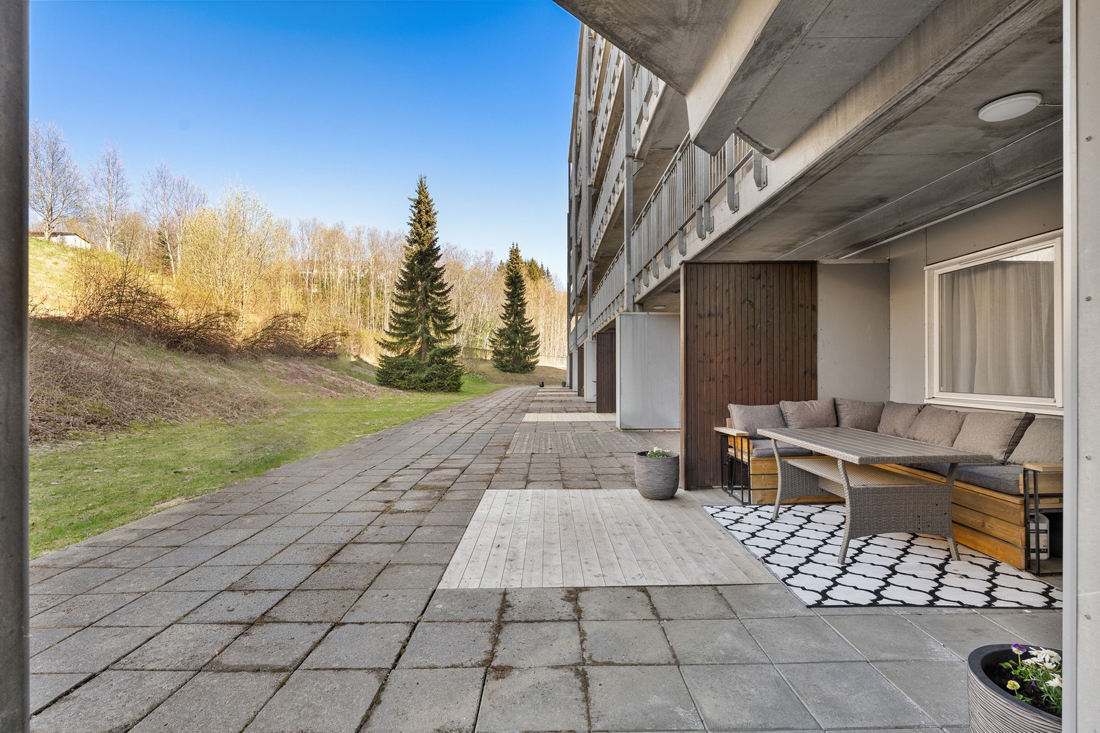 Det er lagt ny terrasse på denne uteplassen. Galleribilde