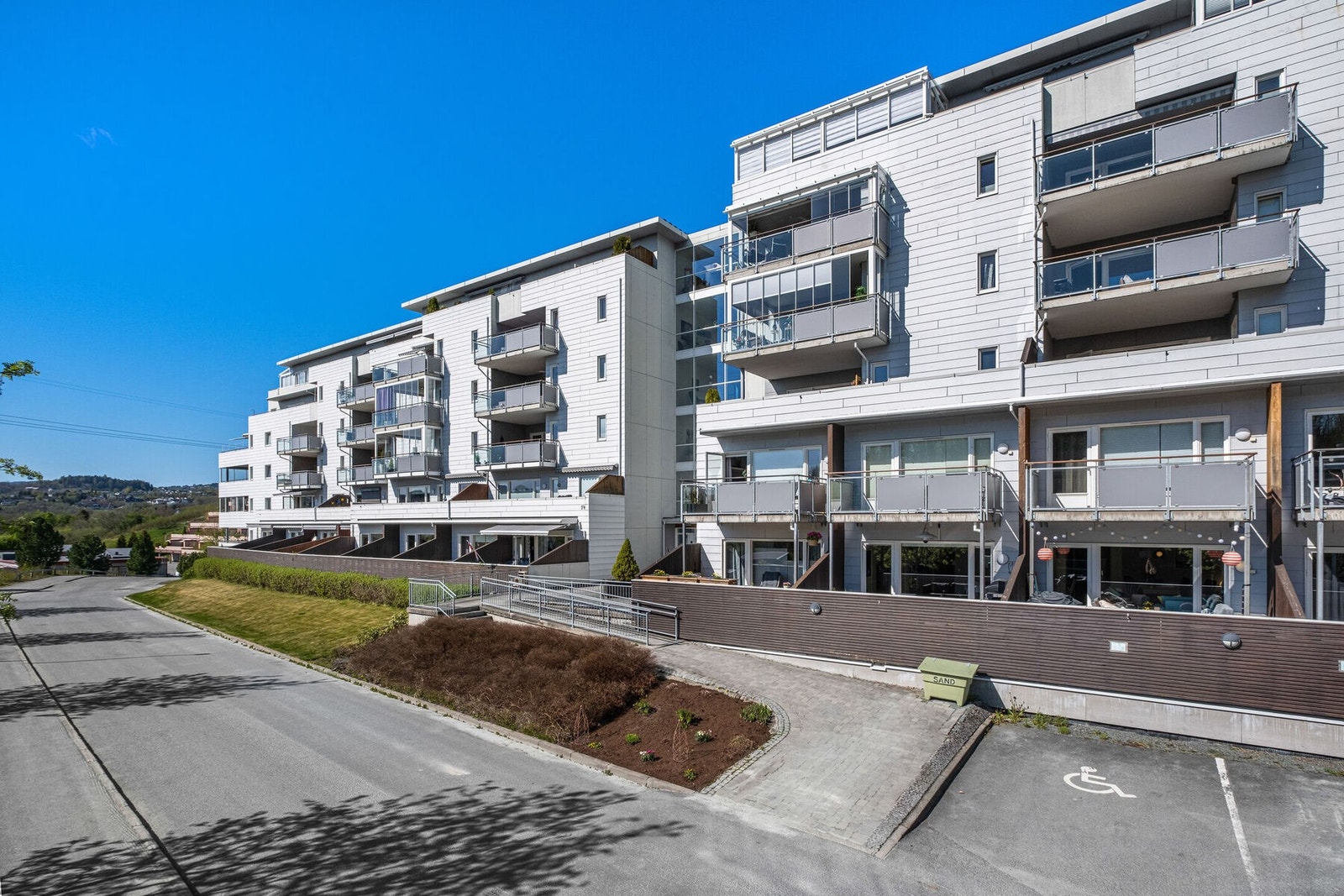 Det er rikelig med gjesteparkering på borettslagets tomt. Galleribilde