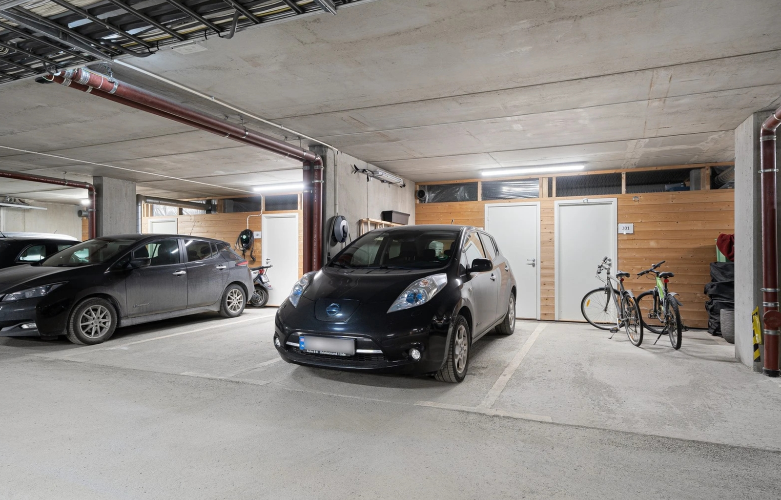 Det følger fast parkeringsplass i felles garasjekjeller. I kjelleren har man også bod med god lagringsplass. (Vi gjør oppmerksom på at avbildede plass ikke er den p-plassen som følger med, men en annen plass i samme kjeller) Galleribilde