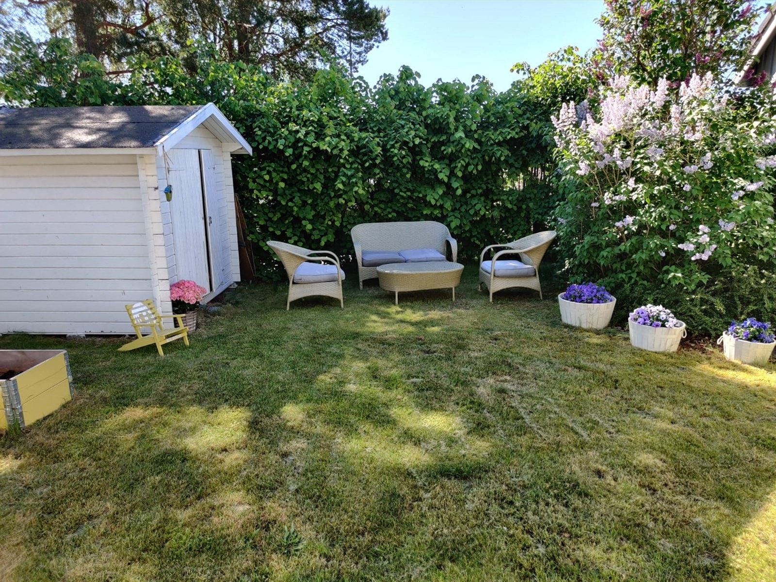 Den hyggelige hagen byr på gode solforhold og med plass for både hyggelige sittegrupper, blomsterbed og dyrking i plantekasser. Galleribilde